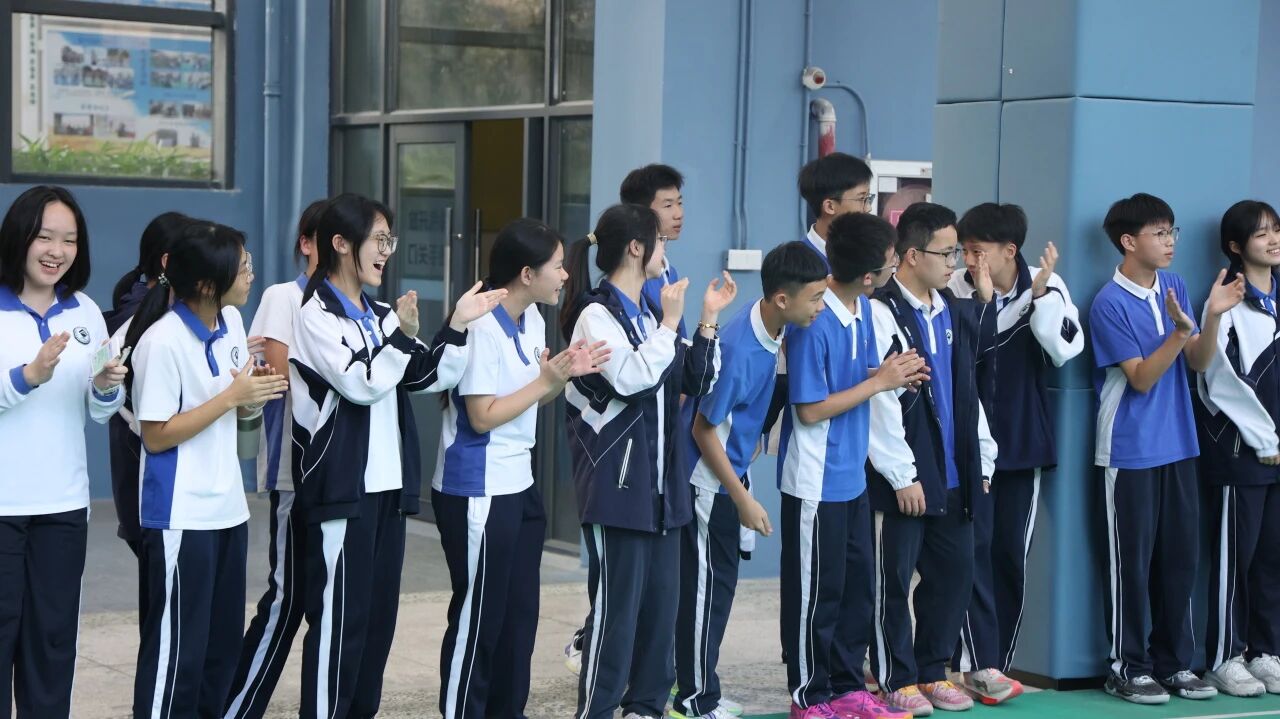 桃李春风争冠时 球场少年竞英姿